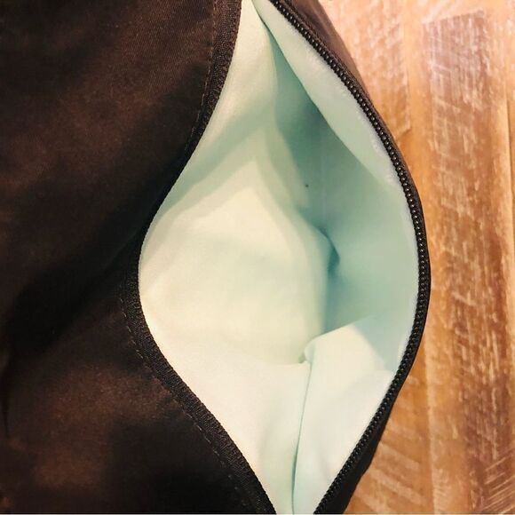 Tracker travel safe Crossbody purse with RFID protected pocket - Picture 5 of 7